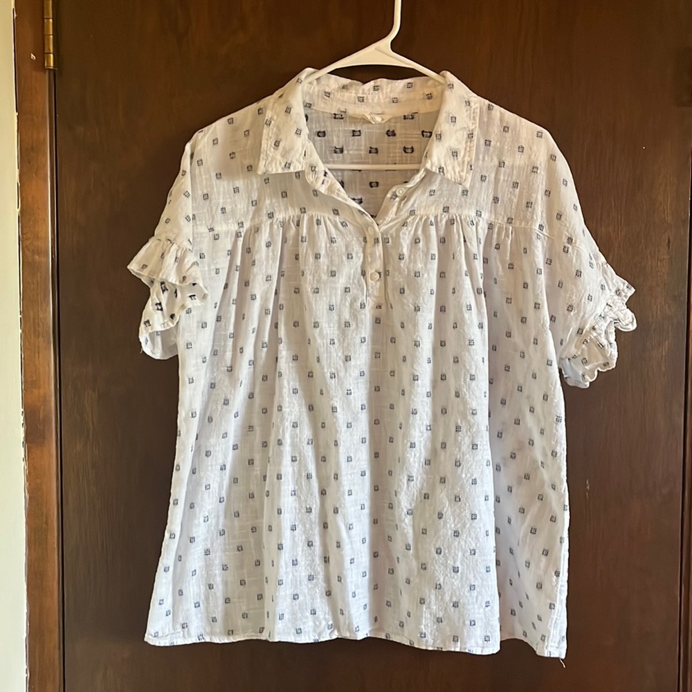 Caslon white cotton top with button neck and ruffle sleeves. Size XL